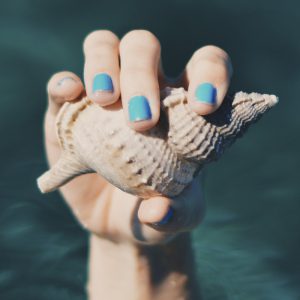 Pose de vernis ongles à pont du chateau